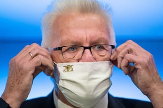 Baden-Württembergs Ministerpräsident Winfried Kretschmann (Grüne): Von Montag an gelten eine verschärfte Maskenpflicht und weitere Kontaktbeschränkungen.