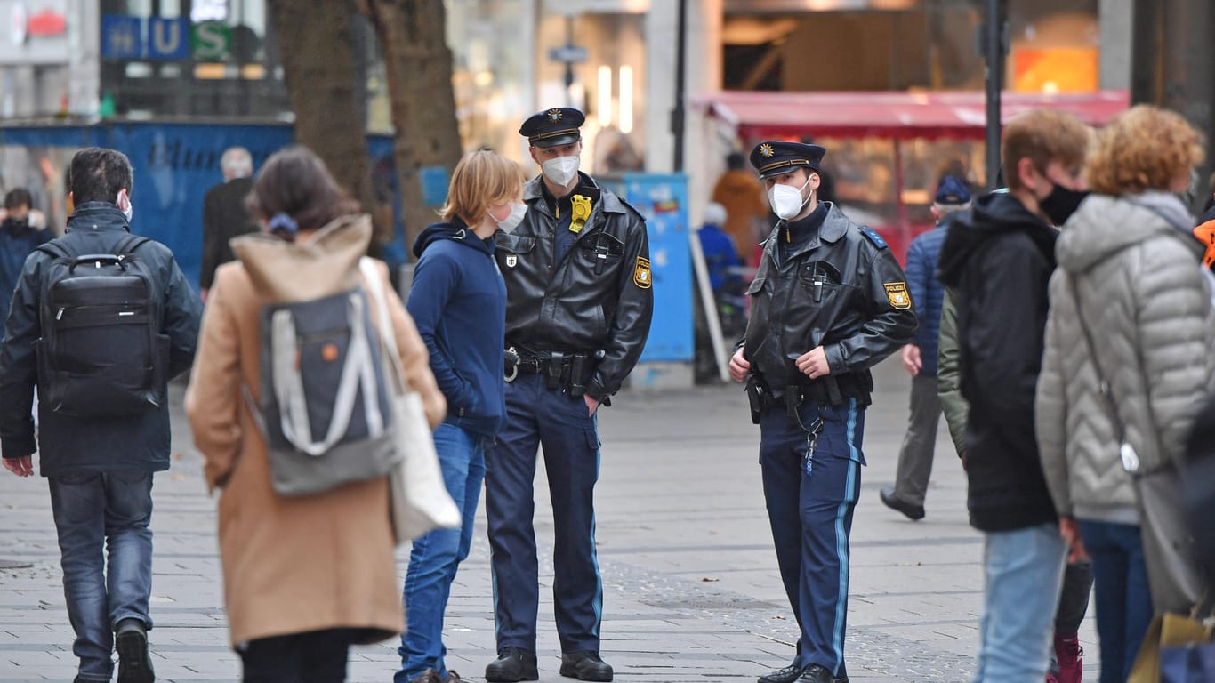 Polizisten kontrollieren die Einhaltung der Maskenpflicht in München: In ganz Bayern soll verstärkt gegen Masken-Verweigerer vorgegangen werden.