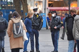 Polizisten kontrollieren die Einhaltung der Maskenpflicht in München: In ganz Bayern soll verstärkt gegen Masken-Verweigerer vorgegangen werden.
