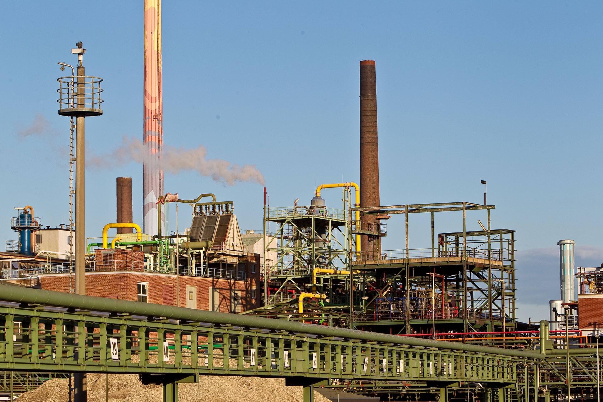 Blick auf den Industriepark Frankfurt-Höchst: Wegen eines technischen Defekts soll hier Pflanzenöl in den Main geraten sein.