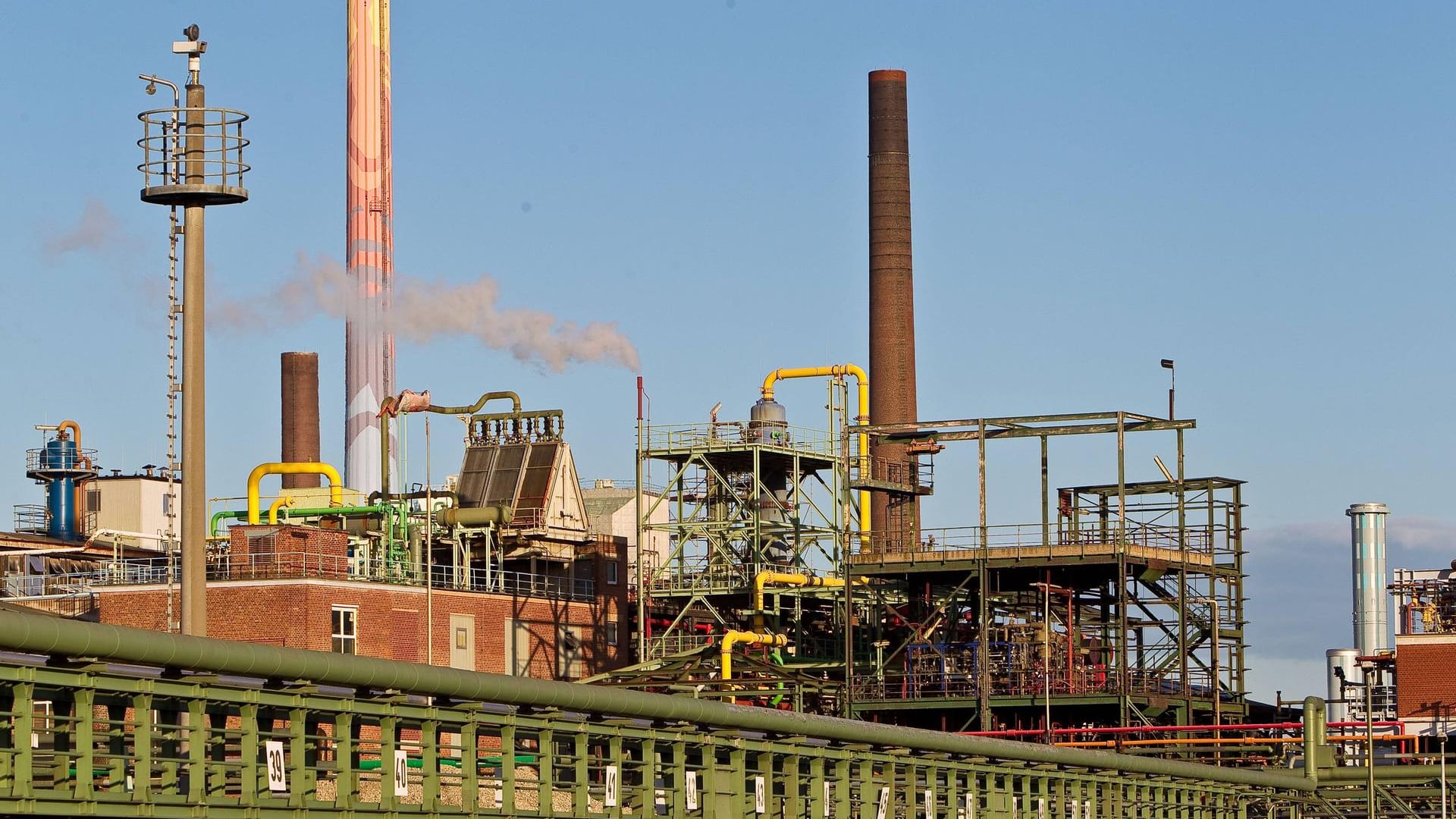 Blick auf den Industriepark Frankfurt-Höchst: Wegen eines technischen Defekts soll hier Pflanzenöl in den Main geraten sein.