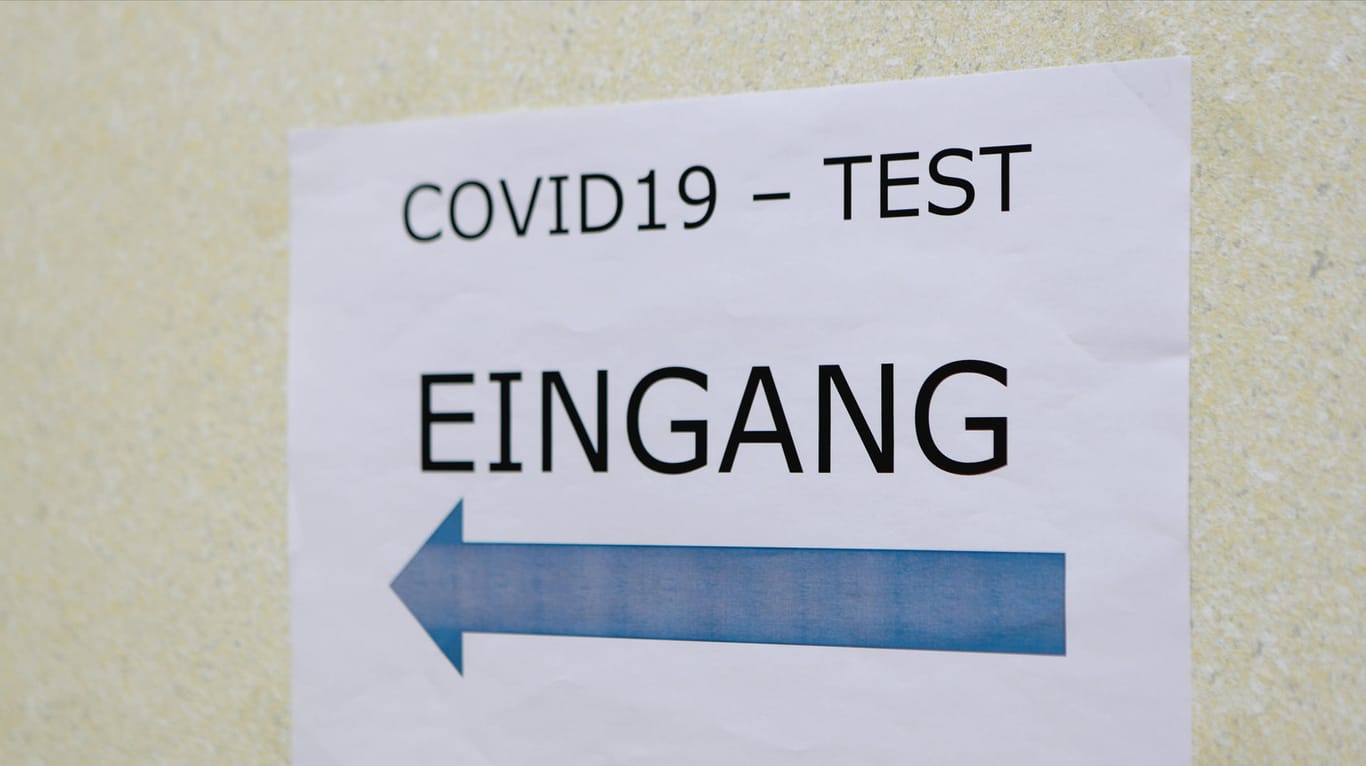 Ein Schild weist den Weg zur Corona-Teststation (Symbolbild): In Bielefeld gibt es für Urlauber kostenlose Corona-Tests.