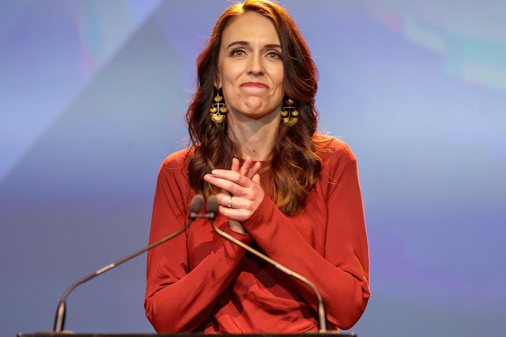 Jacinda Ardern nach ihrem Wahlsieg vor Anhängern: Ihre Sozialdemokraten können in Neuseeland jetzt alleine regieren.