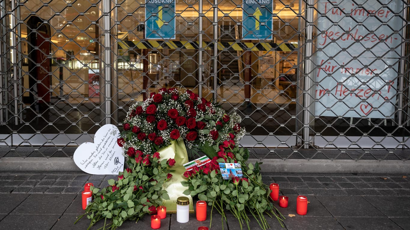 Ein Blumenkranz und Kerzen sind vor der verschlossenen Tür der Galeria Kaufhof Filiale in Essen niedergelegt worden: Von der Schließung sind bundesweit zahlreiche Filialen betroffen.