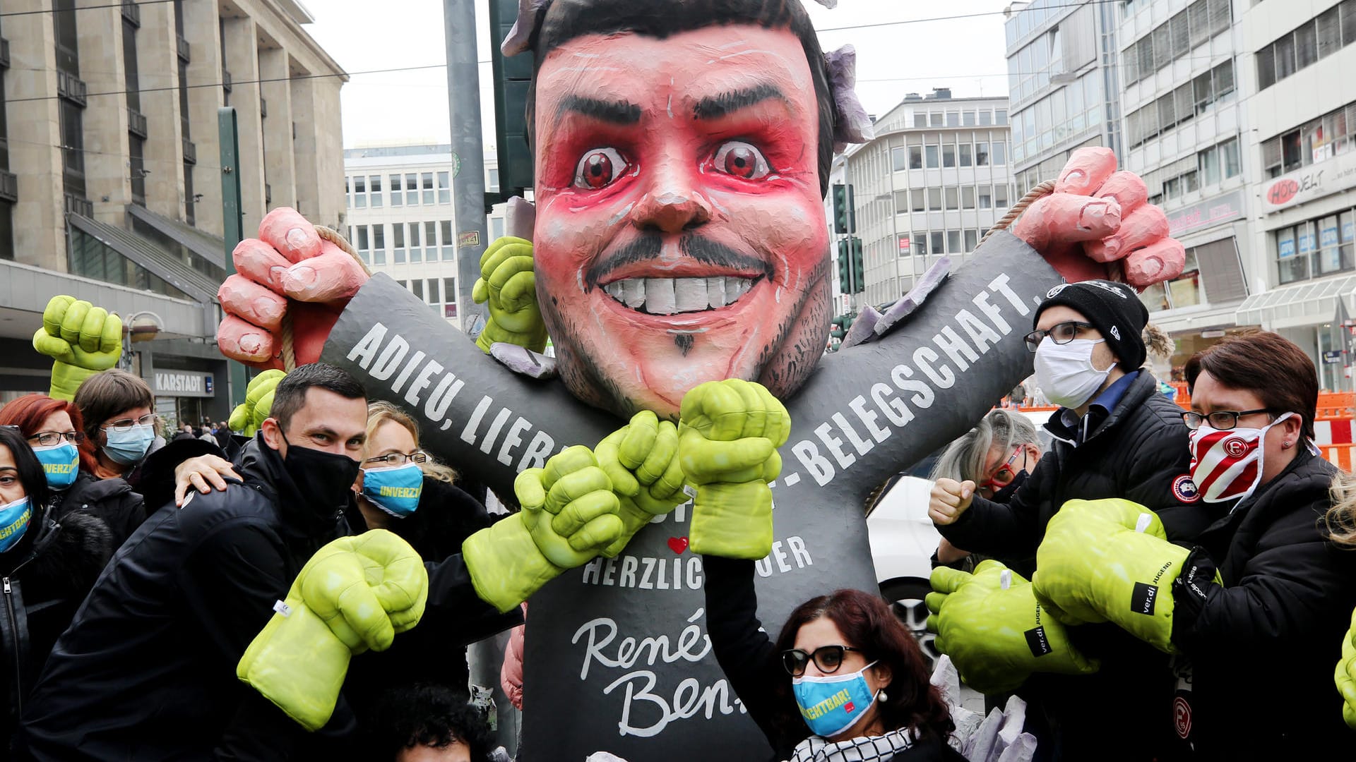 Mitarbeiter von Galeria Kaufhof schlagen in Düsseldorf am Tag der Schließung ihrer Filiale mit Boxhandschuhen auf eine Pappfigur von Firmeneigner Rene Benko ein: Laut Verdi sind viele von ihnen wütend auf die derzeitige Unternehmensleitung.