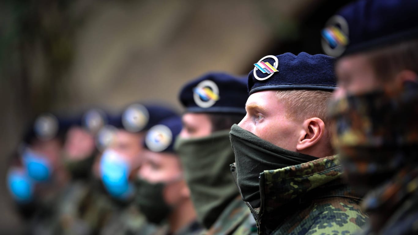 Soldatinnen u. Soldaten mit Mundschutz stehen in einer Reihe (Symbolbild): In Hagen unterstützen zehn Soldaten das Gesundheitsamt bei der Kontaktnachverfolgung von Corona-Infizierten.
