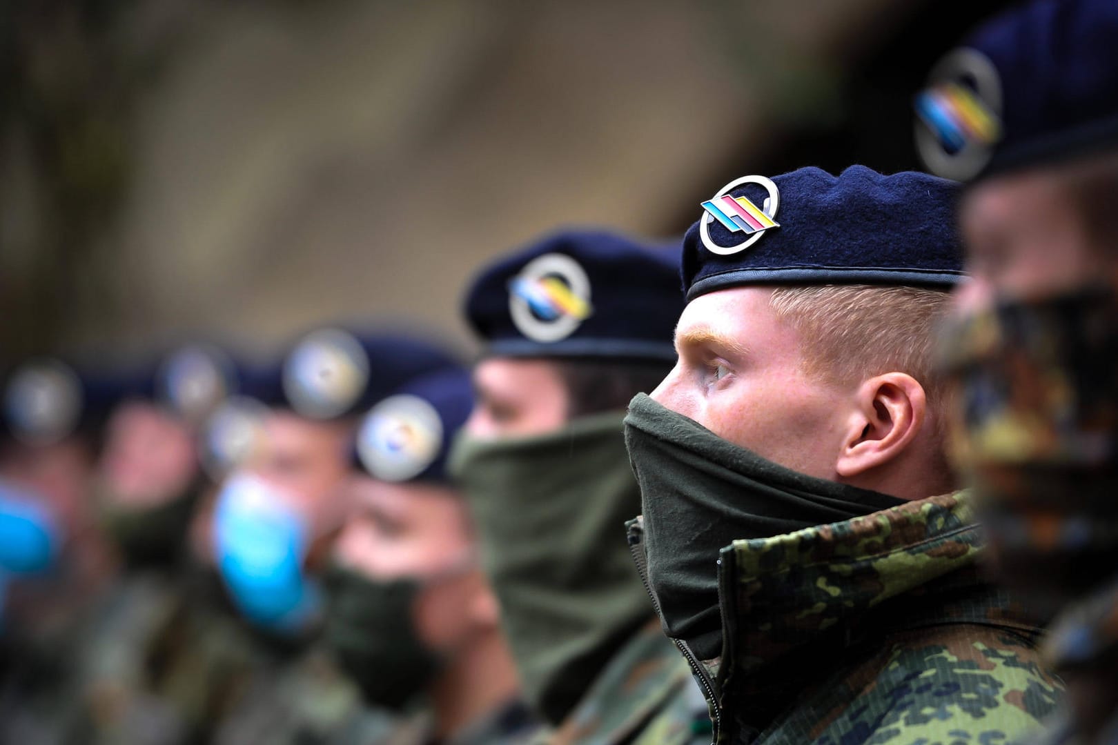 Soldatinnen u. Soldaten mit Mundschutz stehen in einer Reihe (Symbolbild): In Hagen unterstützen zehn Soldaten das Gesundheitsamt bei der Kontaktnachverfolgung von Corona-Infizierten.