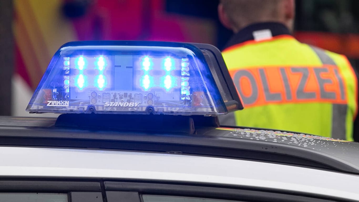 Polizeieinsatz: In Hameln fanden die Ermittler zunächst keine Hinweise auf ein Gewaltverbrechen. (Symbolfoto)