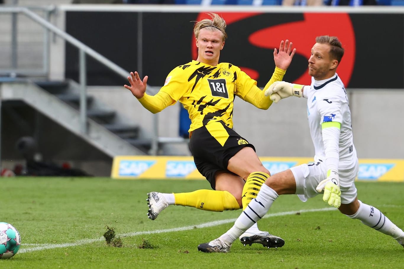 Erling Haaland legt den Ball an Hoffenheim-Schlussmann Oliver Baumann vorbei.