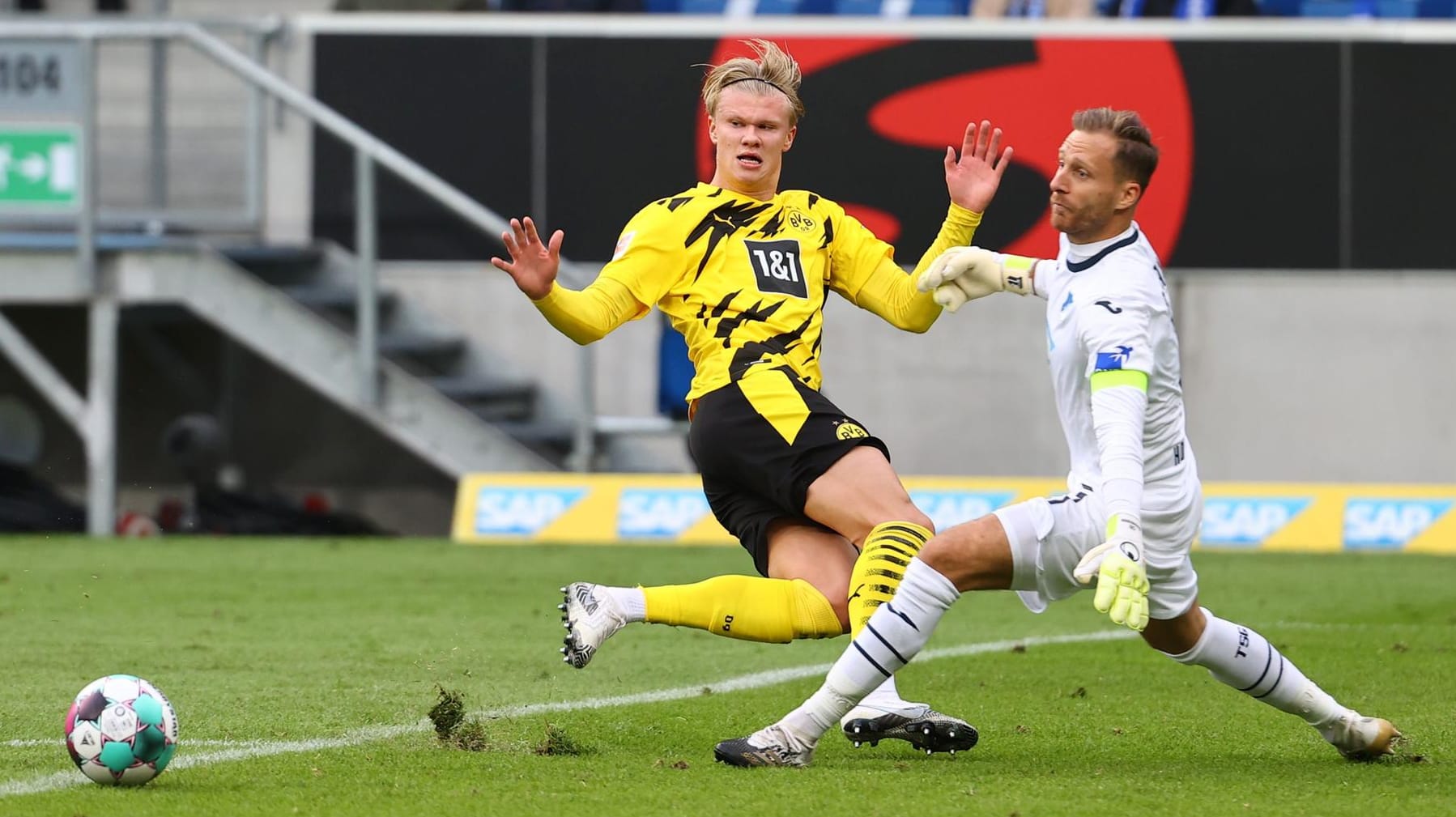 Erling Haaland legt den Ball an Hoffenheim-Schlussmann Oliver Baumann vorbei. Erling Haaland legt den Ball an Hoffenheim-Schlussmann Oliver Baumann vorbei.