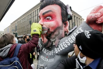 Renè Benko eins auf die Nase: Der bekannte Karnevalswagenbauer Jacques Tilly hat die Pappfigur des Eigentümers von Galeria Karstadt Kaufhof gestaltet.