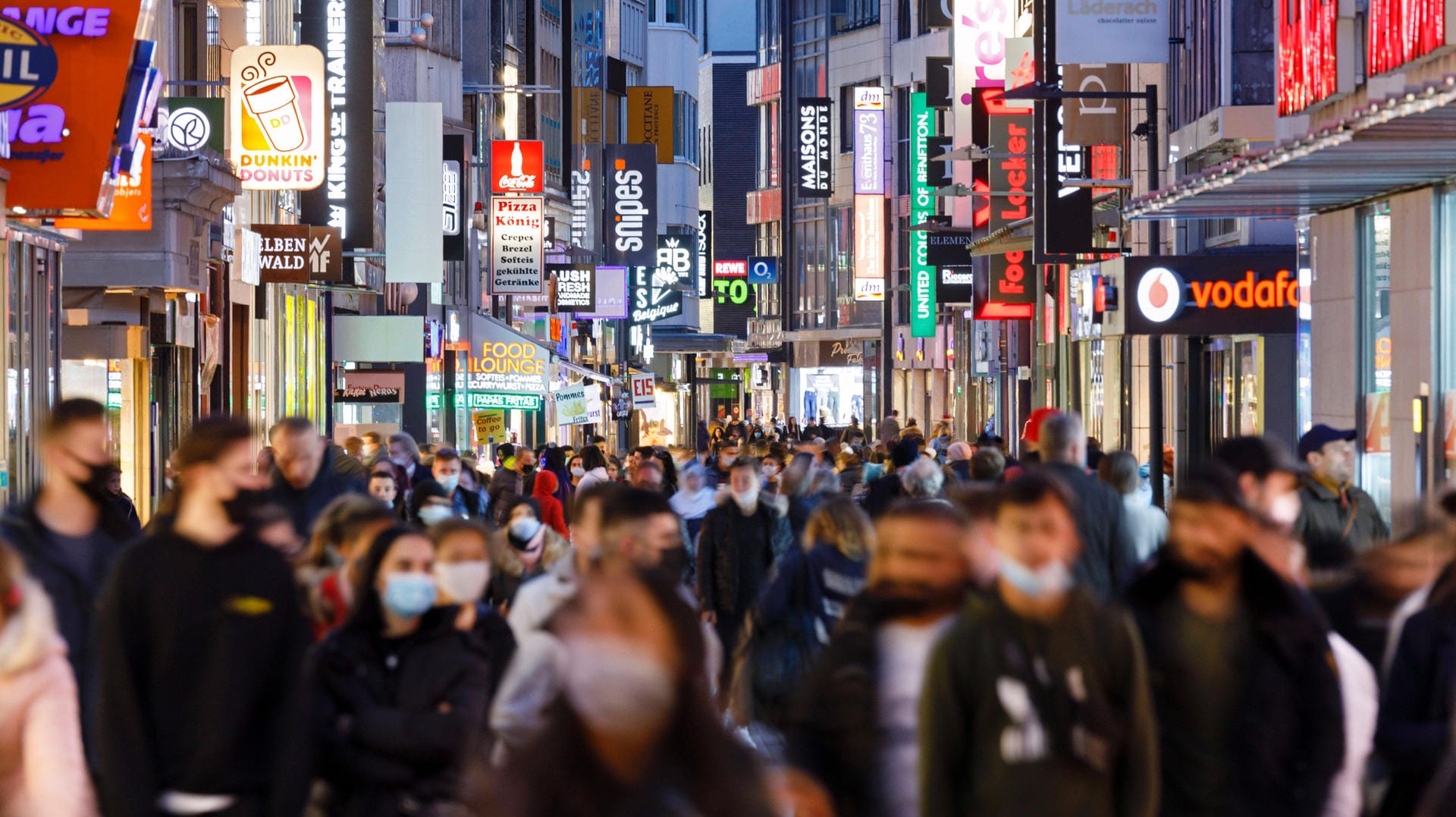 Menschen laufen mit Maske durch die Hohe Straße in Köln: Dort gilt die Pflicht zum Tragen einer Mund-Nasen-Bedeckung, weil der Mindestabstand nicht eingehalten werden kann.