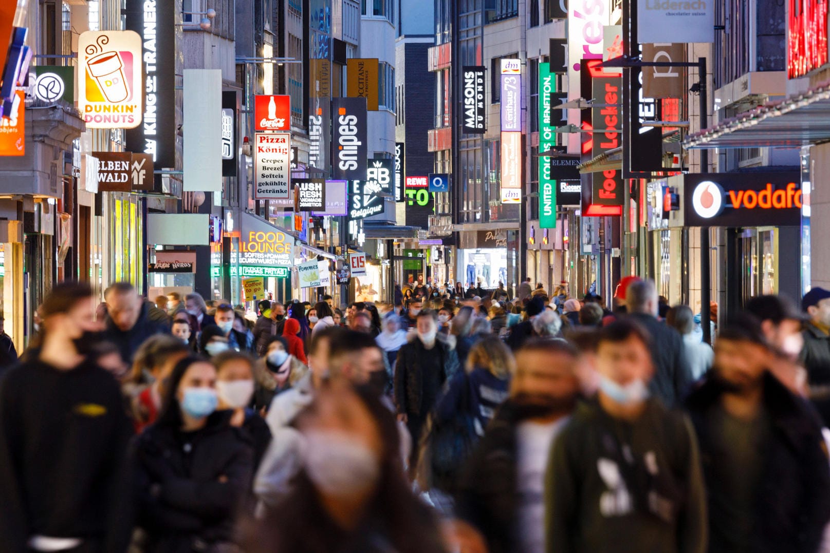 Menschen laufen mit Maske durch die Hohe Straße in Köln: Dort gilt die Pflicht zum Tragen einer Mund-Nasen-Bedeckung, weil der Mindestabstand nicht eingehalten werden kann.