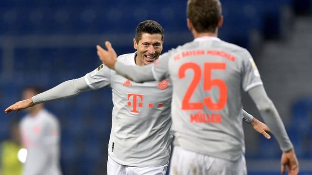 Robert Lewandowski (l) und Thomas Müller bejubeln das zwischenzeitliche 3:0. Robert Lewandowski (l) und Thomas Müller bejubeln das zwischenzeitliche 3:0.
