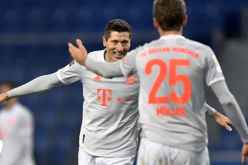 Robert Lewandowski (l) und Thomas Müller bejubeln das zwischenzeitliche 3:0.
