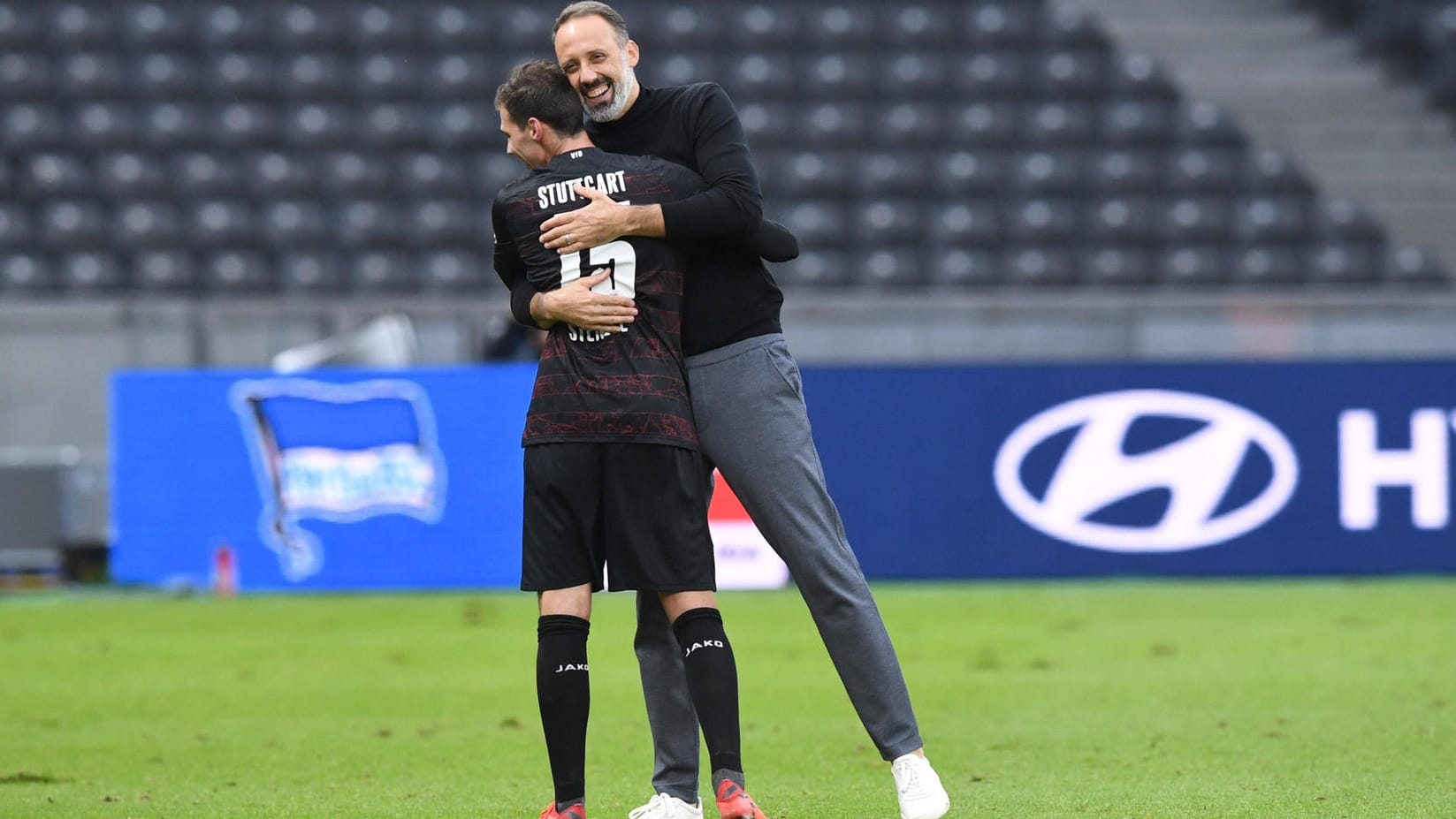 Hochzufrieden: Trainer Pellegrino Matarazzo (hi.) umarmt nach dem Sieg in Berlin seinen Schützling Pascal Stenzel.