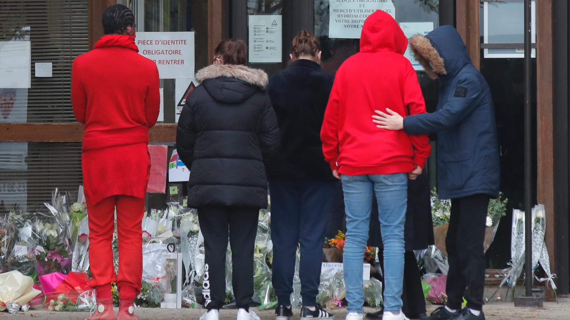 Schüler trauern vor der Schule, an der der ermordete Lehrer unterrichtet hatte.