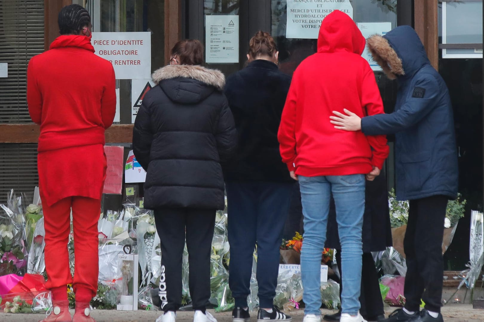 Schüler trauern vor der Schule, an der der ermordete Lehrer unterrichtet hatte.