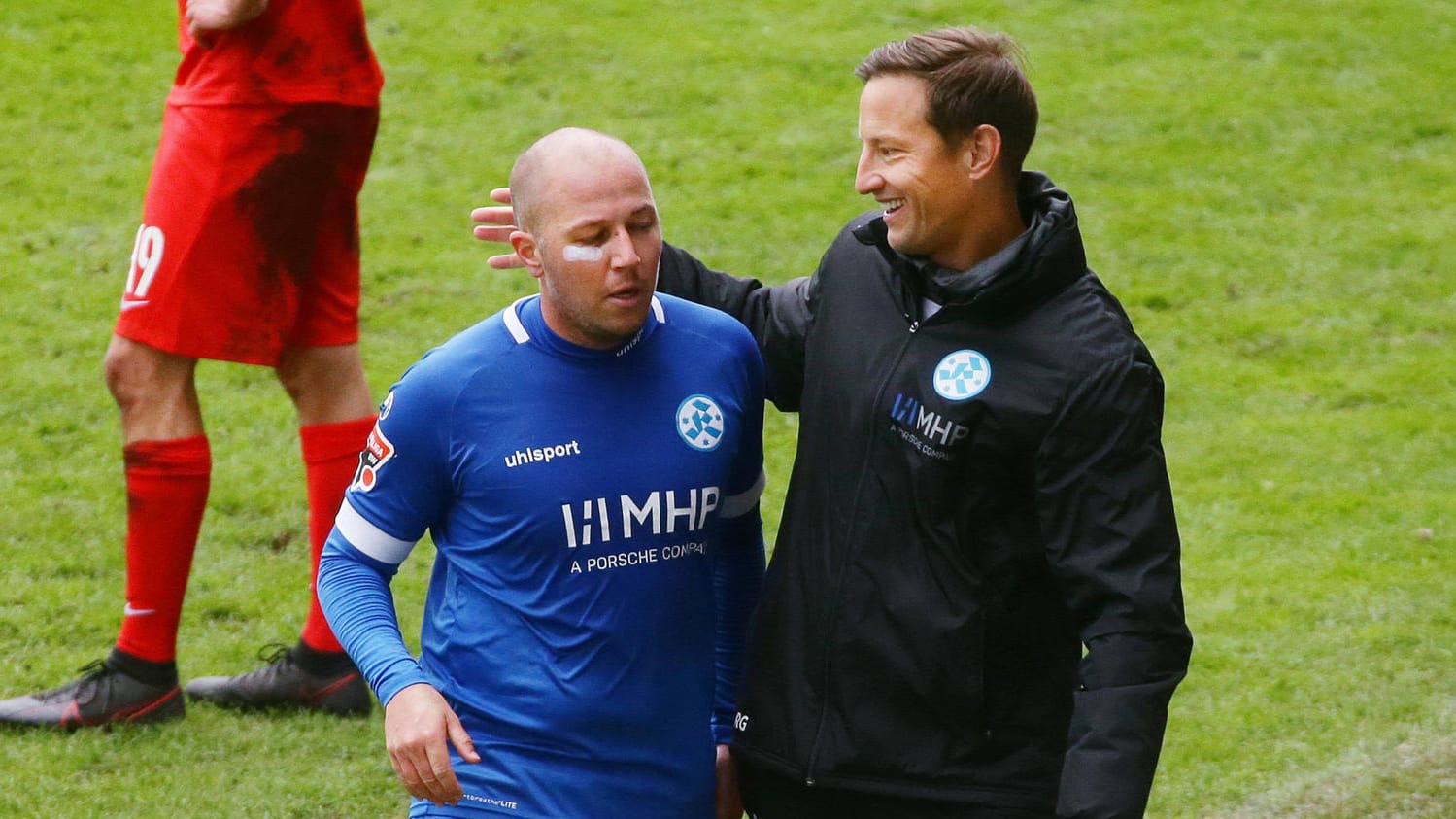 Trainer Ramon Gehrmann mit Spieler Lukas Kling (v.r.): Die Stuttgarter Kicker schossen freiwillig ins eigene Tor.