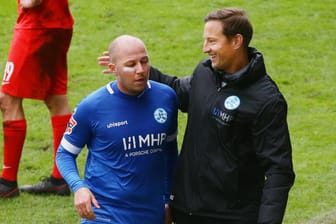 Trainer Ramon Gehrmann mit Spieler Lukas Kling (v.r.): Die Stuttgarter Kicker schossen freiwillig ins eigene Tor.