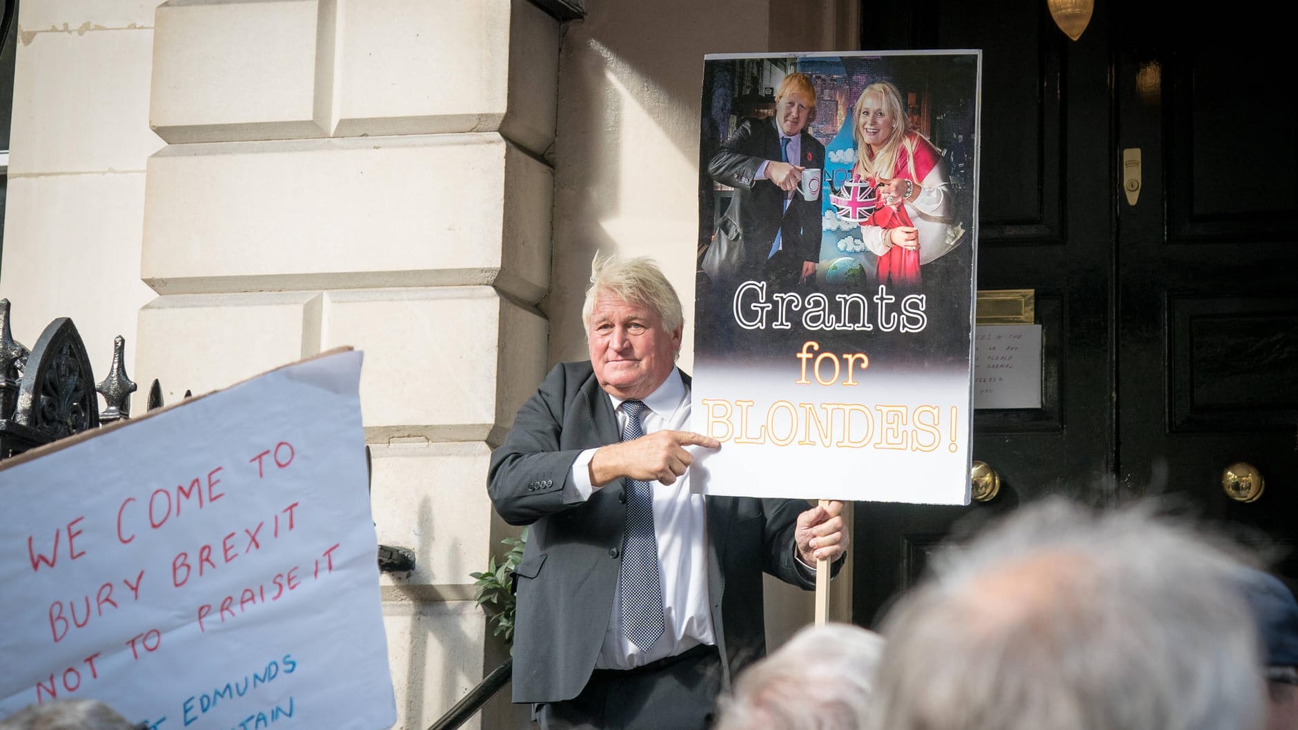 Oktober 2019, London: Ein Anti-Brexit-Demonstrant zeigt ein Plakat mit einem Bild, das Johnson und Arcuri gemeinsam zeigt.