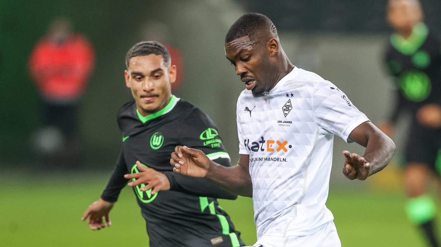 Maxence Lacroix im Laufduell mit Marcus Thuram (v.l.): Gladbach und Wolfsburg egalisierten sich über 90 Minuten. Maxence Lacroix im Laufduell mit Marcus Thuram (v.l.): Gladbach und Wolfsburg egalisierten sich über 90 Minuten.
