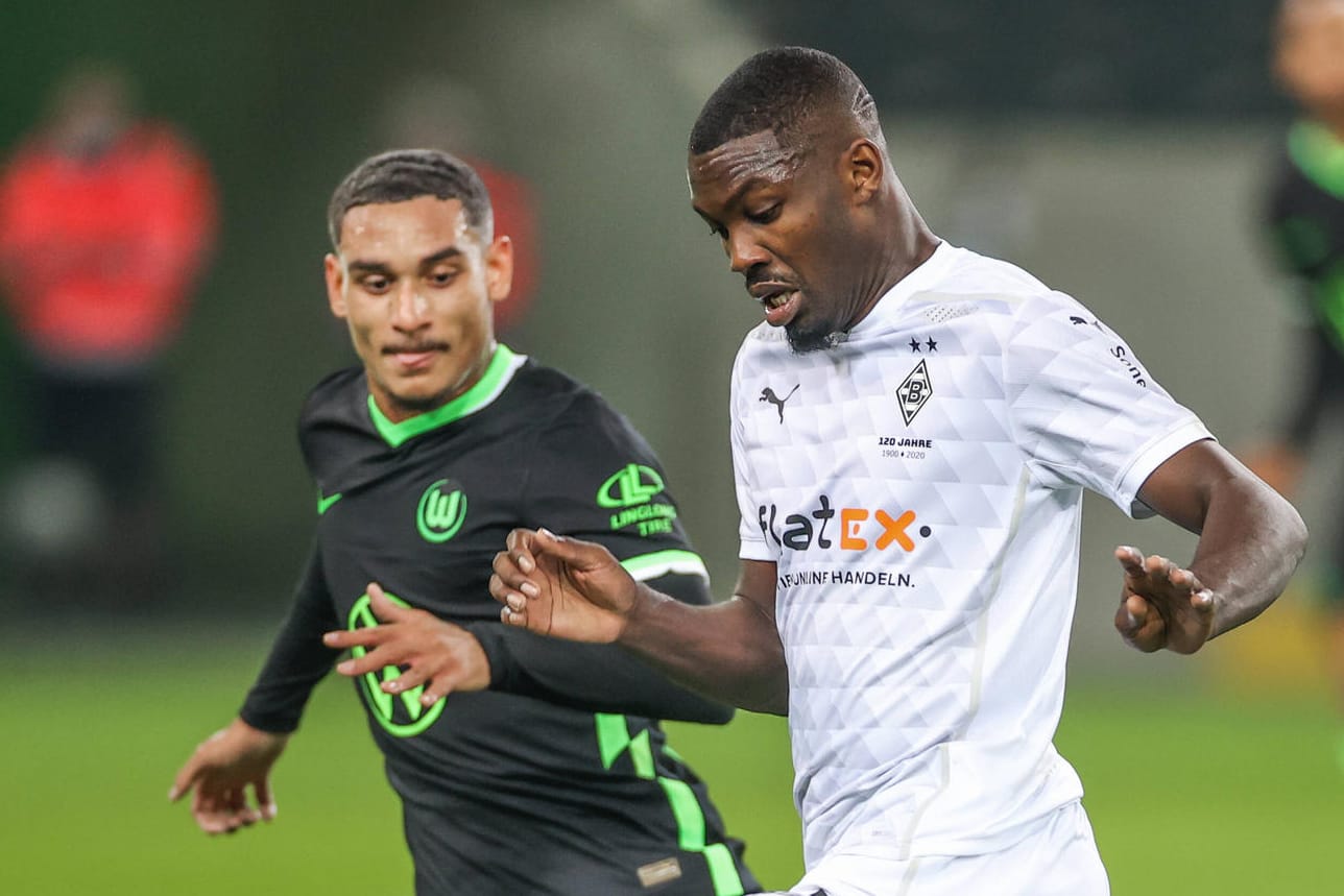Maxence Lacroix im Laufduell mit Marcus Thuram (v.l.): Gladbach und Wolfsburg egalisierten sich über 90 Minuten.
