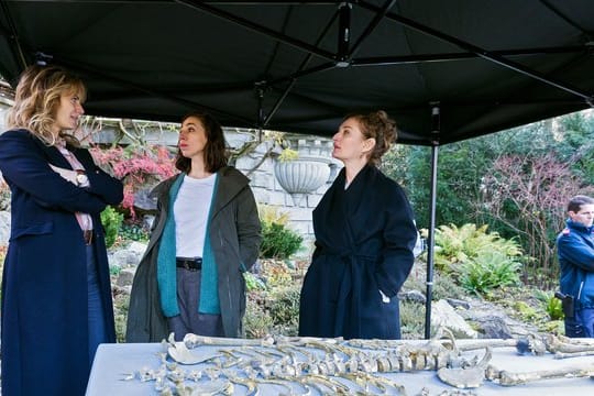 Kommissarin Isabelle Grandjean (Anna Pieri Zuercher, l-r), Kommissarin Tessa Ott (Carol Schuler) und Staatsanwältin Anita Wegenast (Rachel Braunschweig) in einer Szene des "Tatort: Züri brännt".