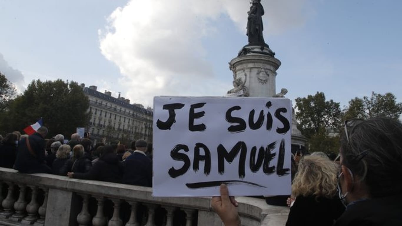 "Ich bin Samuel": Zahlreiche Menschen haben sich nach der brutalen Ermordung eines Lehrers zu einer Solidaritätsdemonstration versammelt.