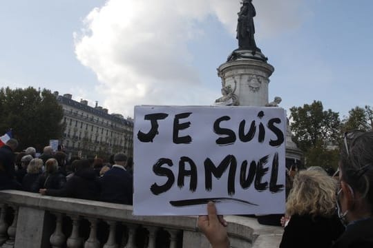 "Ich bin Samuel": Zahlreiche Menschen haben sich nach der brutalen Ermordung eines Lehrers zu einer Solidaritätsdemonstration versammelt.