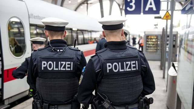 Bundespolizisten stehen vor der Abfahrt eines ICE an einem Gleis im Kieler Hauptbahnhof. Bundespolizisten stehen vor der Abfahrt eines ICE an einem Gleis im Kieler Hauptbahnhof.