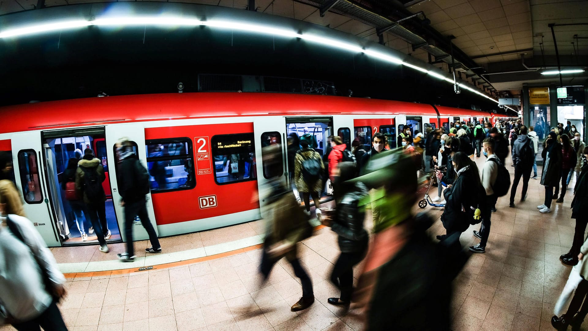 Menschen tragen Masken in einem Bahnhof in Stuttgart: In Deutschland wurden erneut viele neue Corona-Fälle gemeldet.