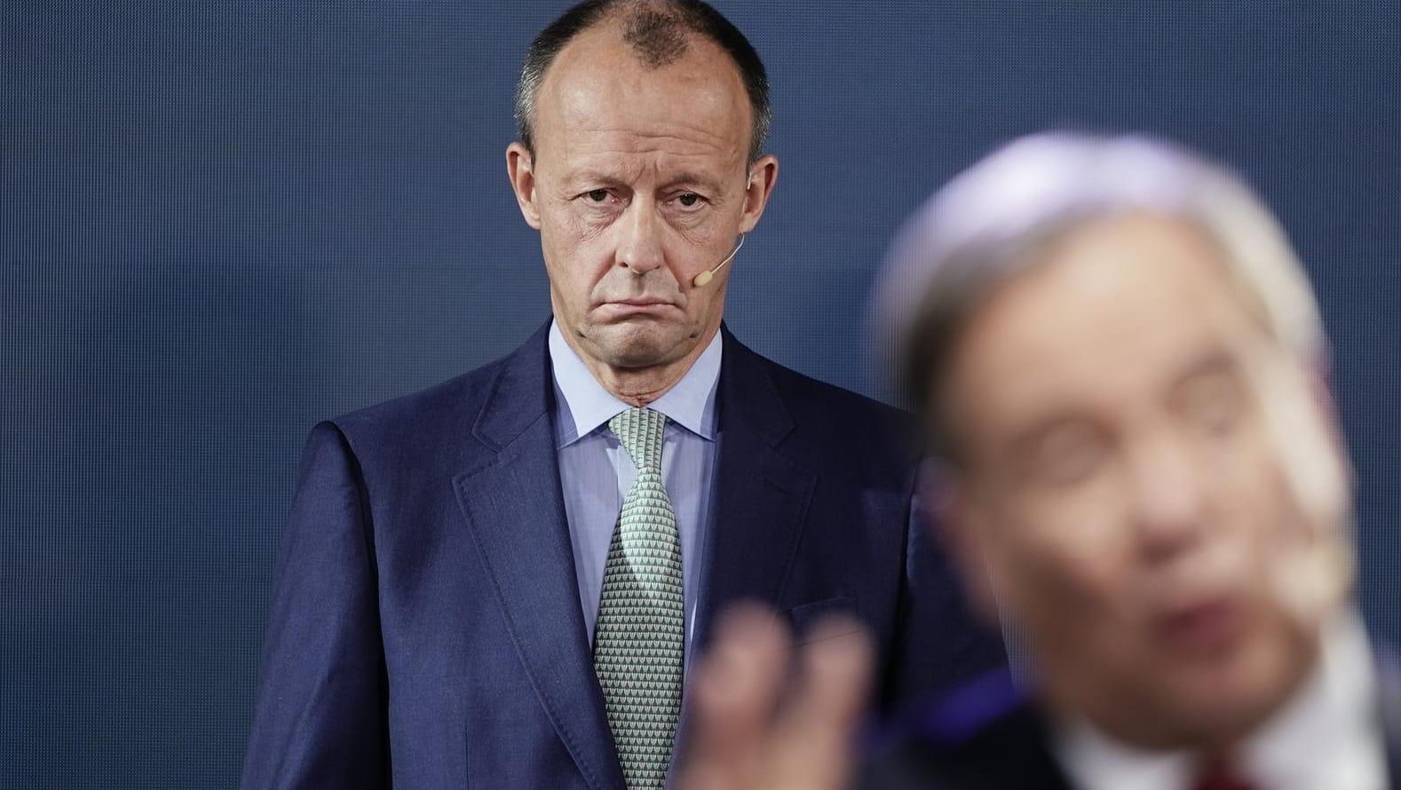 Friedrich Merz (CDU,l) hört Armin Laschet (CDU) zu: Bei dem Rede-Duell vor den Mitgliedern der Jungen Union warben die Kandidaten um den Partei-Nachwuchs.