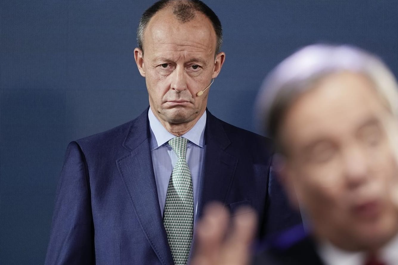 Friedrich Merz (CDU,l) hört Armin Laschet (CDU) zu: Bei dem Rede-Duell vor den Mitgliedern der Jungen Union warben die Kandidaten um den Partei-Nachwuchs.