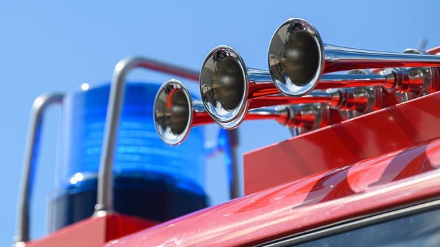 Blaulicht auf dem Dach eines Einsatzfahrzeugs der Feuerwehr (Symbolbild): In Karlsruhe ist ein Lkw auf der Autobahn ausgebrannt.