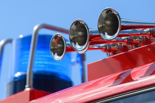 Blaulicht auf dem Dach eines Einsatzfahrzeugs der Feuerwehr (Symbolbild): In Karlsruhe ist ein Lkw auf der Autobahn ausgebrannt.