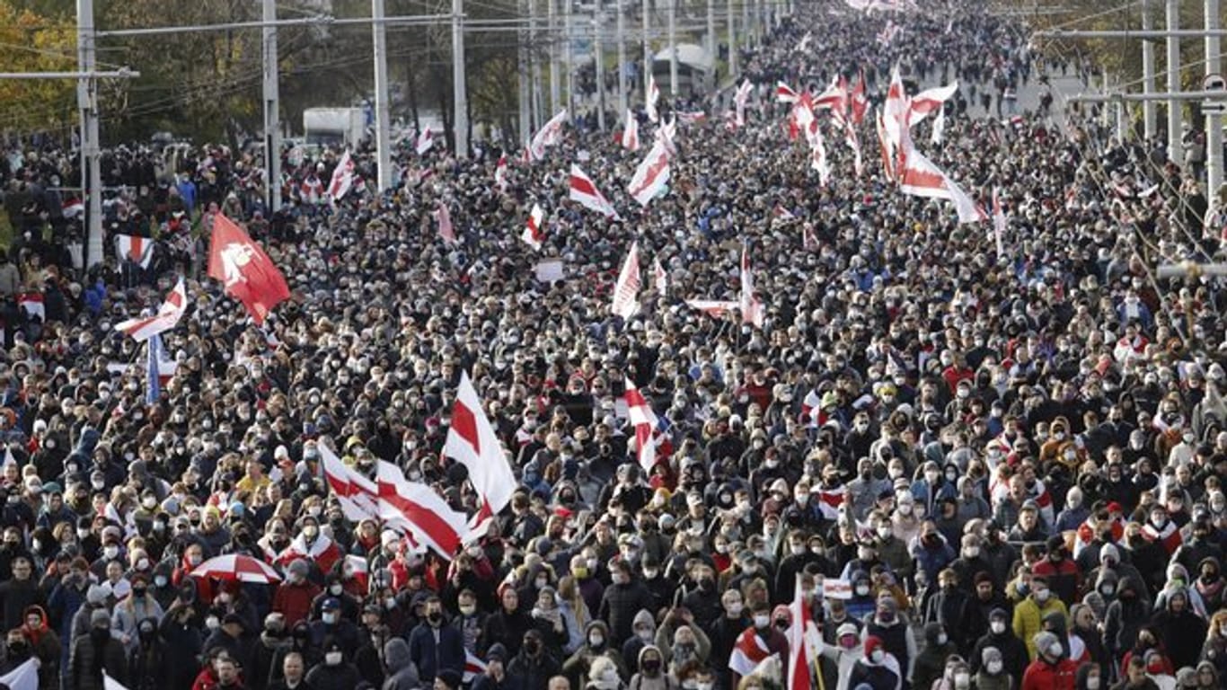 Demonstranten mit alten belarussischen Nationalfahnen nehmen an einem Protest in Minsk tei.