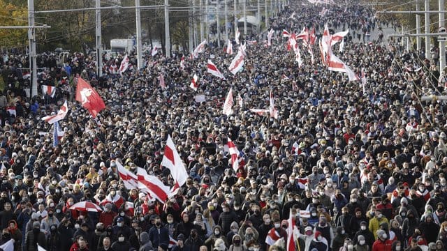 Demonstranten mit alten belarussischen Nationalfahnen nehmen an einem Protest in Minsk tei. Demonstranten mit alten belarussischen Nationalfahnen nehmen an einem Protest in Minsk tei.