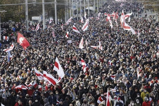 Demonstranten mit alten belarussischen Nationalfahnen nehmen an einem Protest in Minsk tei.