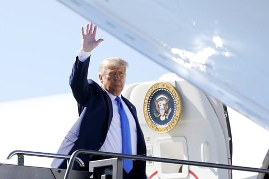 Donald Trump kurz vor dem Einstieg in die Air Force One am Internationalen Flughafen Las Vegas McCarran.