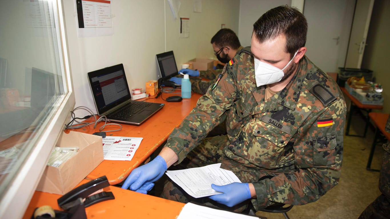 Die Bundeswehr hilft bei Corona-Tests und der Kontaktverfolgung. Geht es nach Sachsens Ministerpräsident Michael Kretschmer sollen die Soldaten noch mehr unterstützen.