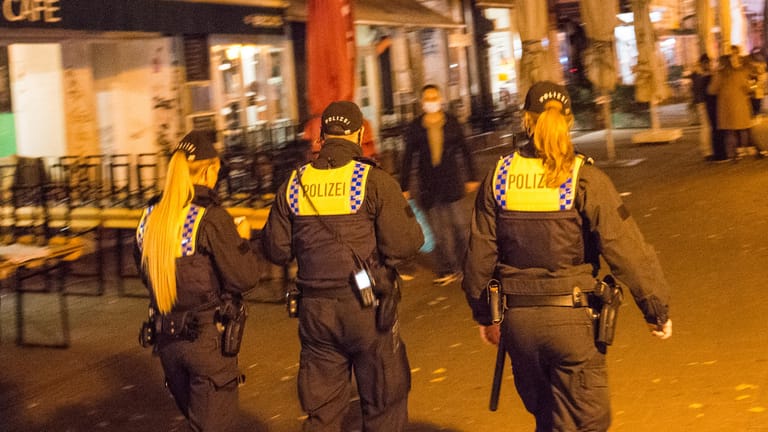 Polizisten kontrollieren im Schanzenviertel die Einhaltung der Sperrstunde: Sie gilt in Hamburg von 23 bis 6 Uhr.