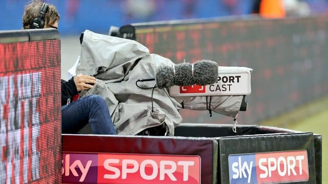 Ein Club-Quartett wirbt für eine Umverteilung der TV-Gelder im deutschen Profifußball. Ein Club-Quartett wirbt für eine Umverteilung der TV-Gelder im deutschen Profifußball.