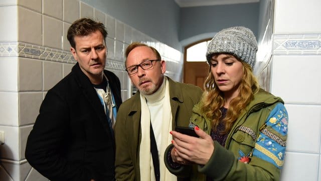 Die Kommissare Harald Neuhauser (Marcus Mittermeier, l-r), Ludwig Schaller (Alexander Held) und Angelika Flierl (Bernadette Heerwagen) in einer Szene des Films "München Mord - Ausnahmezustand".