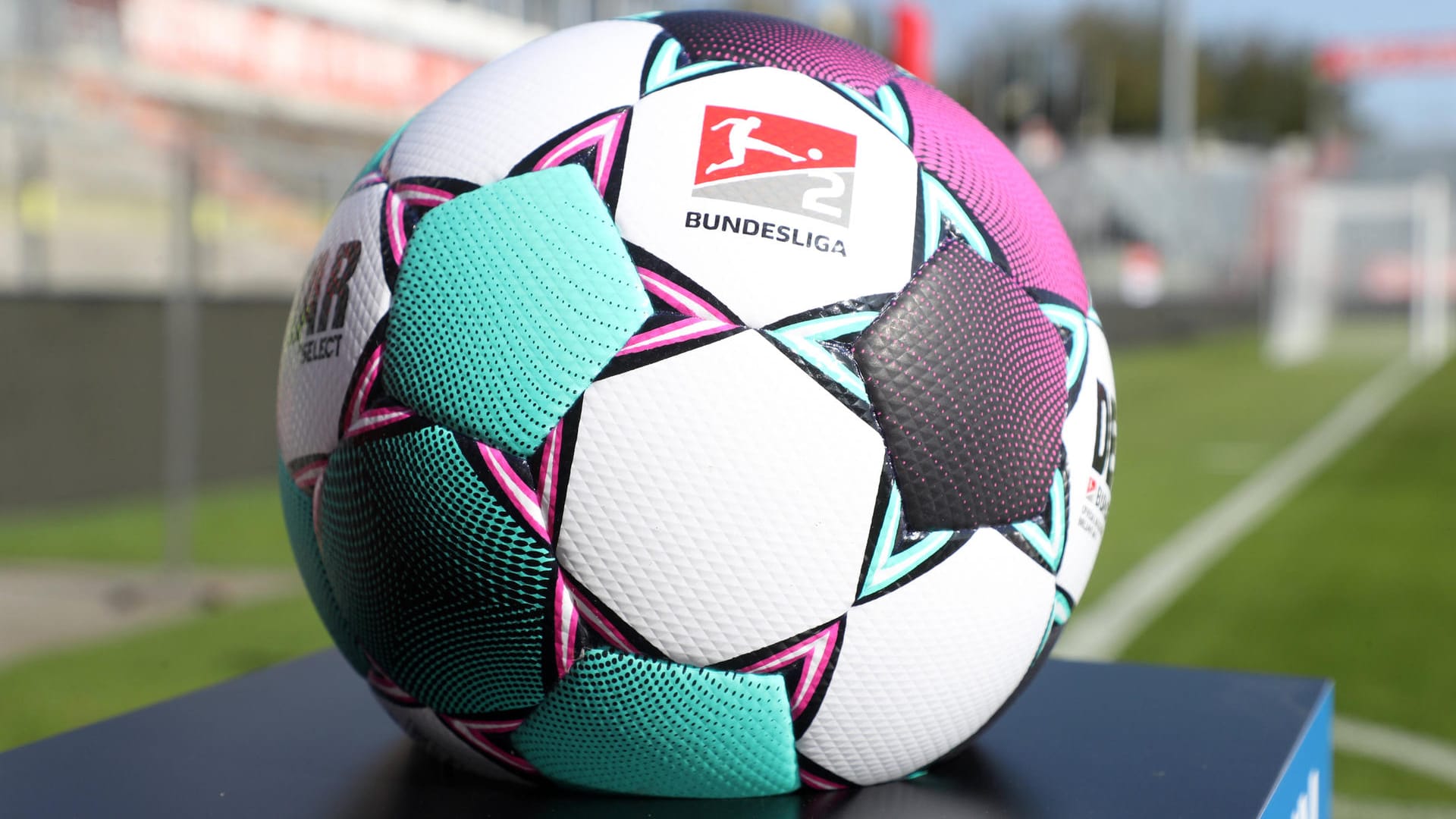 Fußball mit Bundesliga-Logo: Bundesliga-Klubs wollen Gelder neu verteilt. Fußball mit Bundesliga-Logo: Bundesliga-Klubs wollen Gelder neu verteilt.