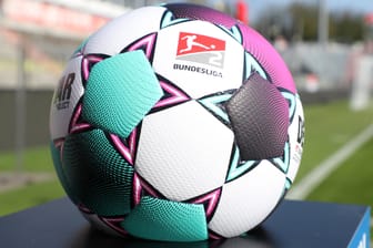 Fußball mit Bundesliga-Logo: Bundesliga-Klubs wollen Gelder neu verteilt.