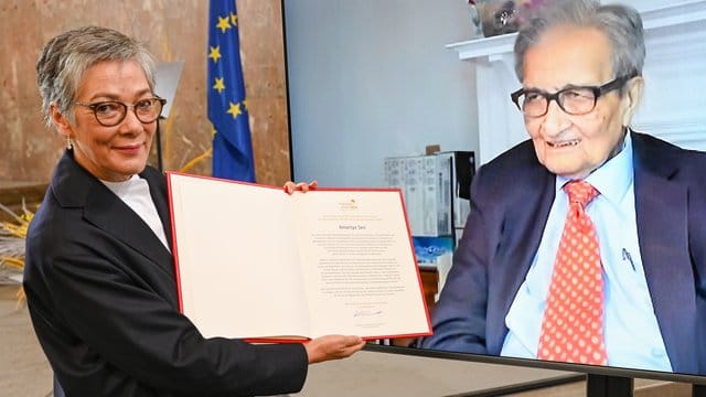 Karin Schmidt-Friderichs (l), Vorsteherin des Börsenvereins des Deutschen Buchhandels, verleiht Amartya Sen, der aus den USA zugeschaltet ist, den Friedenspreis. Karin Schmidt-Friderichs (l), Vorsteherin des Börsenvereins des Deutschen Buchhandels, verleiht Amartya Sen, der aus den USA zugeschaltet ist, den Friedenspreis.