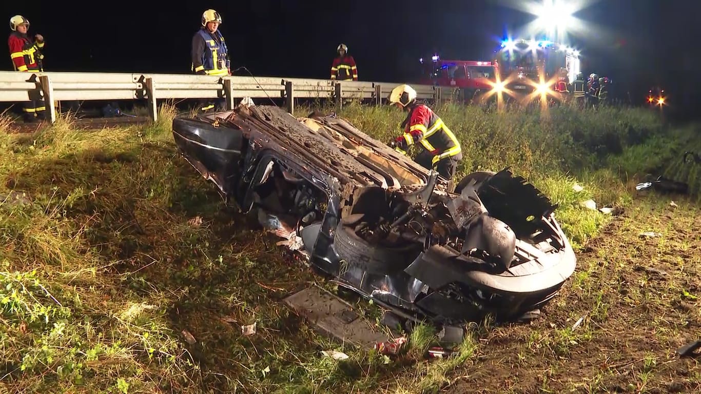 Auto vollständig zerstört: Bei dem Unfall wurde der Wagen in zwei Teile zerrissen.