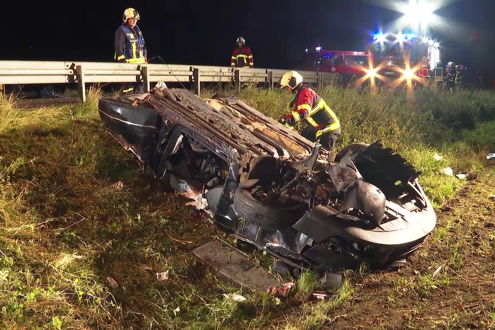 Auto vollständig zerstört: Bei dem Unfall wurde der Wagen in zwei Teile zerrissen.