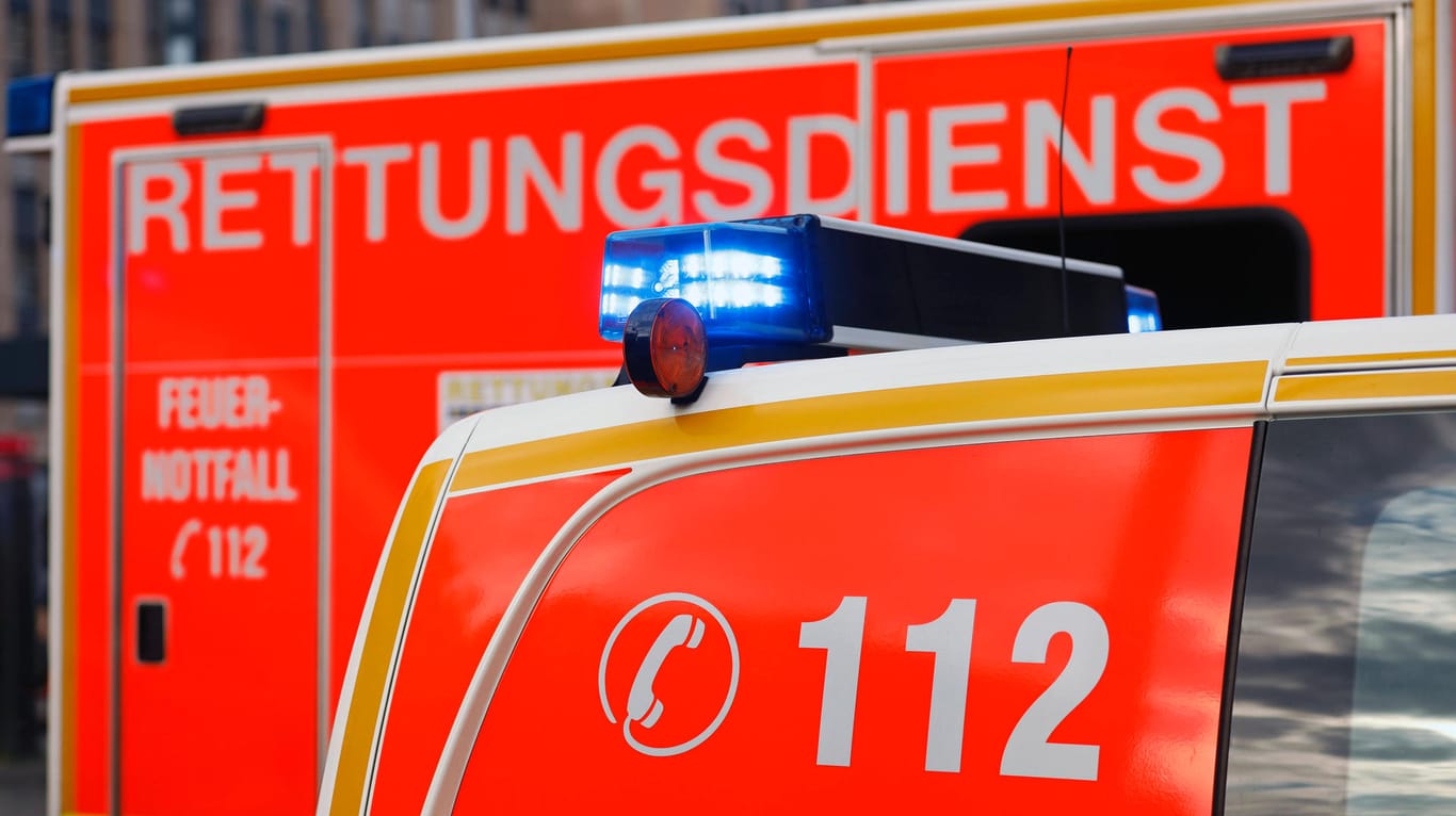 Rettungswagen mit eingeschaltetem Blaulicht (Symbolbild): In Hagen ist ein junger Mann aus einem Wohnhaus gestürzt und gestorben.
